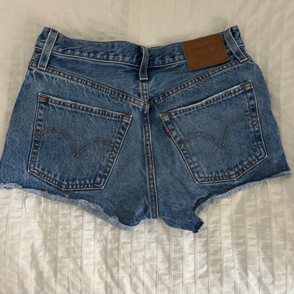 Levi's 501 Original Fit Denim Shorts Medium Wash - Picture 2 of 3